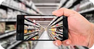 Mulher morena, jovem, escolhendo produto na gôndola. Trade Marketing com a Compart