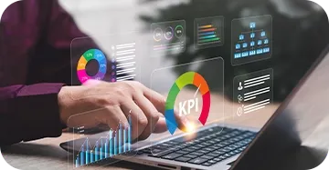 homem usando um notebook e mostrando indicadores de Trade Marketing, crescimento e inteligência em ponto de vendas com a Compart